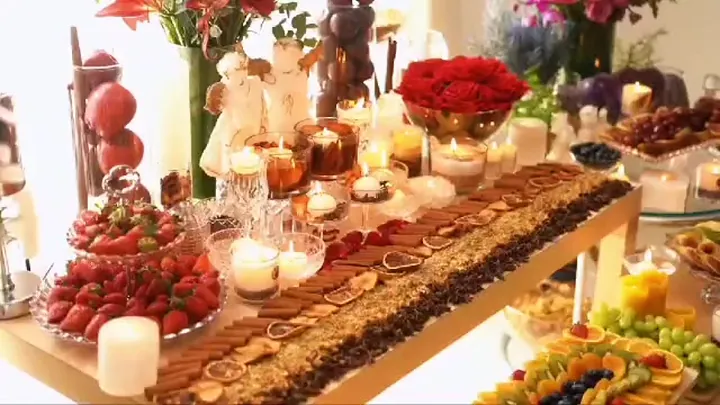 Mesa das terapias com flores, frutas, velas e canela